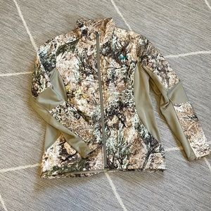 Cabela’s Outfit her Camo windproof jacket